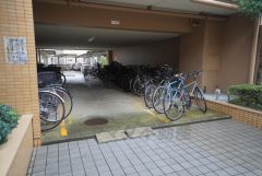 大切な自転車を守れるよう屋根付きの自転車置き場になっております。