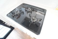 複数の調理を一度に行うことができる3口コンロ。効率よくお料理が出来ます。キッチン横には、家庭ごみの仮置きに重宝する勝手口付き。