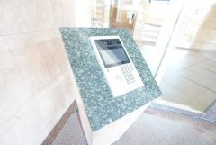 エントランスにはオートロック完備。外部の人が自由に建物内に出入りできないため、不審者の侵入防止効果があります。