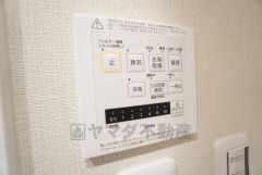 浴室暖房乾燥機には、暖房、乾燥、涼風、換気の4つの機能が付いています。タイマー付きです。換気・雨の日の洗濯も安心です＾＾