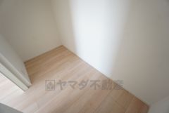 寝室にはウォークインクローゼット（2.2帖）が設けられています。たっぷり収納できるので衣替えの心配もいりませんね＾＾ 