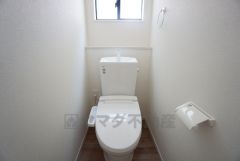温水洗浄機付トイレです。トイレは2ヶ所設けられているので、来客時にも気兼ねなく使えますね。小窓付きで換気も出来ます。