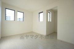 6帖。2面採光を確保した明るい室内は、風通しも良く、大変居心地の良い空間となっております。日当たりがよく、子供部屋としての利用もおすすめ。