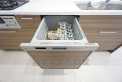 炊事時間を大幅に短縮できる食器洗浄乾燥機付き＾＾食器を洗う手間が減るので家族とのコミュニケーションの時間や自分の時間が増えますね。