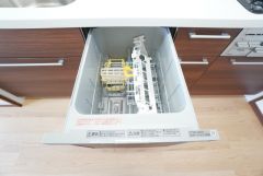 炊事時間を大幅に短縮できる食器洗浄乾燥機付き＾＾食器を洗う手間が減るので家族とのコミュニケーションの時間や自分の時間が増えますね。 