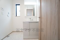 三面鏡裏収納付き洗面化粧台です＾＾ 歯磨きセットやスキンケア用品などの収納に便利ですね。 生活感も隠すことができ、来客時にも安心です。ランドリースペース上部には窓も付いており換気に便利です＾＾