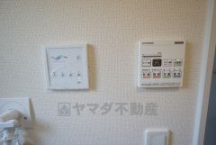 雨の日の洗濯も安心できる浴室暖房乾燥機付き浴室。リモコンで操作もボタン1つで簡単。