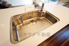 大きなお鍋も楽々洗える幅の広いシンクです＾＾ステンレスシンクなので簡単にお掃除できますよ。洗剤やスポンジもすっきりできる収納付き。