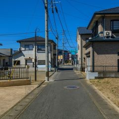 前面道路は北側約4.1ｍ、西側約1.7ｍの公道に面しています。