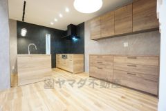 窓から光が差し込む明るいダイニングです＾＾アクセントクロスでスタイリッシュなキッチンです＾＾