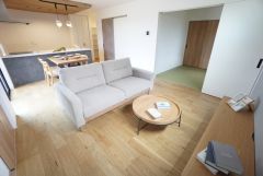 温かみのある雰囲気と、キッチンでの作業性を兼ね備え、家族の笑顔あふれる団らんのひと時をお過ごしいただける設計になっています。