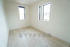 2面採光を確保した明るい室内は、風通しも良く、大変居心地の良い空間となっております。