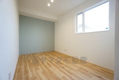 木の温もりがやさしいフローリングとアクセントクロスで住む人のこだわりを活かす洋室＾＾クローゼットもあり荷物もすっきり片付けられ、ゆとりのある暮らしが出来ます＾＾