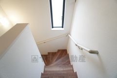 お子様も高齢の方も安心して上り下りができる手摺がついた安心設計です。 階段には小窓を配置しました。日中でも暗くなりがちな階段下が明るくなり安全ですね。