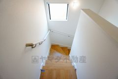 同仕様写真。ご年配の方でも安心できる、手すり付き階段です＾＾段差も低めで設定されてますので安全性にも優れてますね＾＾