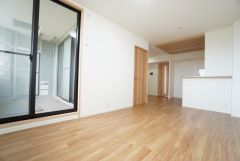 大きな窓のあるリビングは、陽光あふれる明るい空間です。居心地良く、ご家族皆がゆったり寛げる憩いの空間となりそうです。