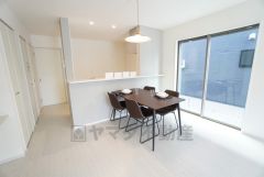 窓から光が差し込む明るいダイニング＾＾