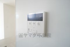 給湯器リモコンはキッチン横からボタンひとつで操作が楽々。通話ボタン付きでお子様とも会話ができて安心です。