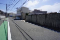現地（2025年3月）撮影。前面道路は広く、車同士がすれ違うスペースが十分にあります。落ち着いた住宅地内で快適な生活を実現してみませんか＾＾