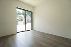 窓からの光が差し込む明るい洋室＾＾家具を選ばないナチュラルなフローリングとシンプルなクロスです＾＾