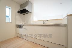 対面式キッチンなのでリビングにいるご家族とコミュニケーションを取りながら洗い物や、お料理が楽しめそうですね＾＾