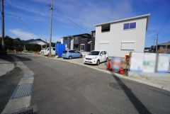 スーパーやコンビニなども近く周辺環境充実。 快適でゆとりのある生活空間で新生活を始めましょう^^