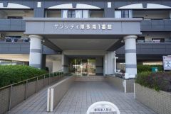 エントランスへはスロープが設けられています。 清潔感あふれるエントランス＾＾ マンション入り口は管理が行き届いているため、住む人に心地よさと安心感を与えます＾＾