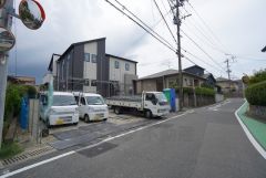 現地（2025年8月）撮影。住人以外の車の進入も少なく、小さなお子様を持つご家庭にも安心です。
