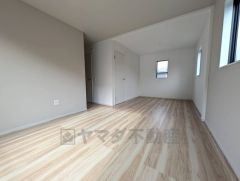 住む人のこだわりを活かす洋室＾＾ 2ドアなので、仕切りを追加して2部屋に分けるなどのアレンジ可能です＾＾