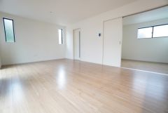 大きな掃き出し窓のあるリビングは、陽光あふれる明るい空間です。ゆったりと寛げる憩いの場となりそうです。