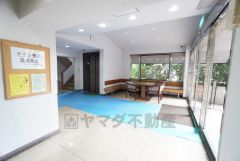 明るく開放的なエントランスホールが来訪者を迎える共用空間。広さにゆとりがあり、ベビーカーの出し入れもしやすく、ご家族で安心して利用できる快適な住環境です。