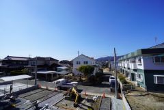 目の前に日差しを遮る建物がないので、日当たり＆風通し良好です＾＾心地よい自然の光や風を感じることができ、ほどよく開放感のある空間がつくれます。