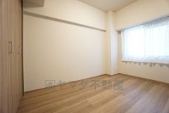 木の温もりがやさしいフローリングとシンプルなクロスで、住む人のこだわりを活かす洋室＾＾広めのクローゼットもあり荷物もすっきり片付けられ、ゆとりのある暮らしが出来ます＾＾ 