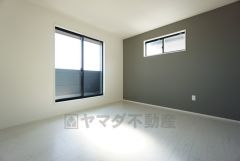 7帖。主寝室としてお使いいただけそうなこちらのお部屋は、日当たりが良く、爽やかな風を感じて起きる朝は、快適生活の始まりに。