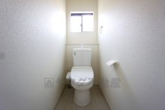 ウォシュレット付トイレです。1階2階の2ヶ所にトイレがあるので、忙しい朝にもゆとりができますね。