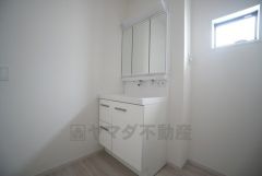 三面鏡裏収納付き洗面化粧台です＾＾ 歯磨きセットやスキンケア用品などの収納に便利ですね。 生活感も隠すことができ、来客時にも安心です。