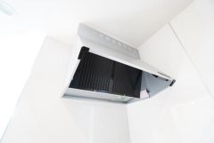 お手入れが簡単なスリム型レンジフードです。調理により発生する油煙や臭いを吸い込み、屋外へ排気してくれます。