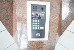 オートロックとモニター付きインターホン装備で女性やお子様も安心。充実のセキュリティで暮らしをサポートします。