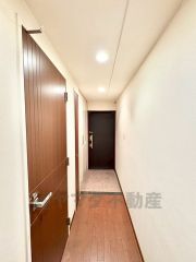 廊下は、シンプルなクロスと木の温もりがやさしいフローリング、ダウンライトで明るく清潔感のある空間です＾＾ 