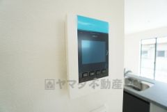 防犯はもちろん、セールスマン対策にもなるモニター付きインターホンです。お子さん1人での留守番時にも活躍しそうです。