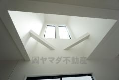 リビング上部は、折り上げ天井で開放感たっぷり。温もり溢れる寛ぎ空間となりそうです。