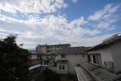 目の前に日差しを遮る建物がないので、日当たり＆風通し良好です＾＾心地よい自然の光や風を感じることができ、ほどよく開放感のある空間がつくれます。