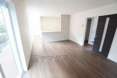 忙しい朝でも、しっかり家族が揃って食事をして頂けるゆとりある大きさのダイニングスペース。奥様が作る手料理をカウンター越しに受けとって頂き、テーブルで囲む素敵な時間を存分に。