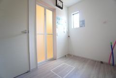 洗面台未取付。落ち着いた色味でまとめた洗面所は、毎日の身支度が心地よい空間に＾＾ランドリースペース上部には窓も付いており換気に便利です＾＾