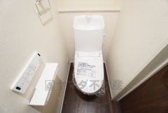 1階2階の2ヶ所にトイレがありますので、忙しい朝にも家族に気を使わず、ゆとりが生まれますね＾＾ 小窓付きで換気する時に便利です＾＾