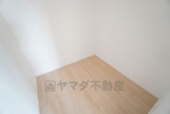 寝室にはウォークインクローゼットが設けられています。たっぷり収納できるので衣替えの心配もいりませんね＾＾