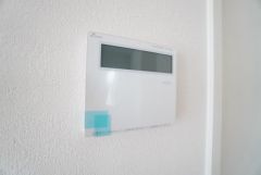 キッチン横からお湯張り、追い炊き、足し湯がボタン一つで楽々操作できる給湯機リモコンです。忙しい夕飯準備の時間帯に重宝しますね。