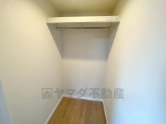 洋室にはハンガーパイプ付きのウォークインクローゼットが設けられています。たっぷり収納できるので衣替えの心配もいりませんね＾＾