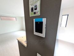 防犯はもちろん、セールスマン対策にもなるモニター付きインターホンです。 来訪者の顔が見えるので安心ですね＾＾