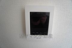 防犯はもちろん、セールスマン対策にもなるモニター付きインターホンです。 来訪者の顔が見えるので安心ですね＾＾